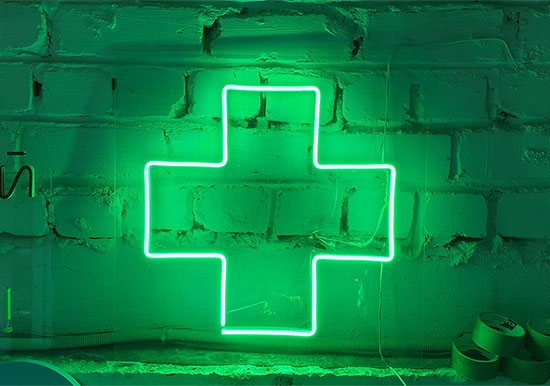 Аптечный крест из неона зеленый фото - Африка Воронеж