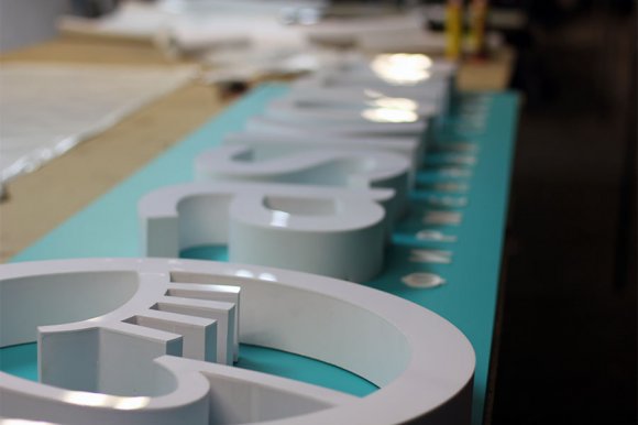 Процесс производства объемных букв для вывиски магазина Аскона